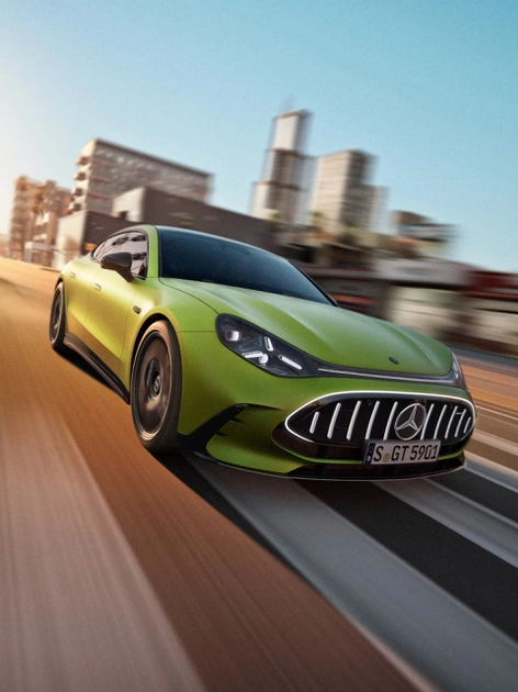 Электрический Mercedes-AMG GT 4-Door Coupe желтого цвета