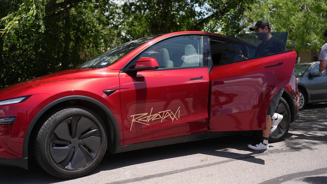 Безпілотне роботаксі Tesla на дорогах Остіна