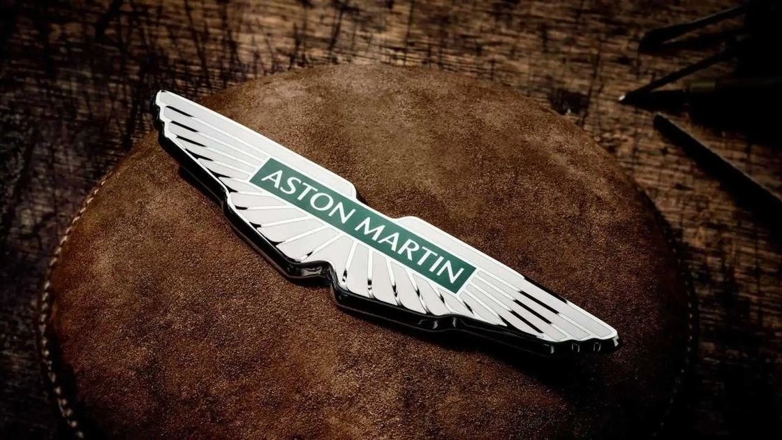 Спортивний автомобіль Aston Martin Vanquish 25 на дорозі