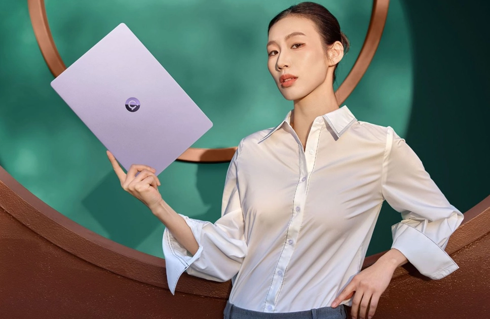 L'Asus A14 Air (2026) en coloris bleu Hyacinth, avec son châssis métallique de 14,9 mm d'épaisseur.