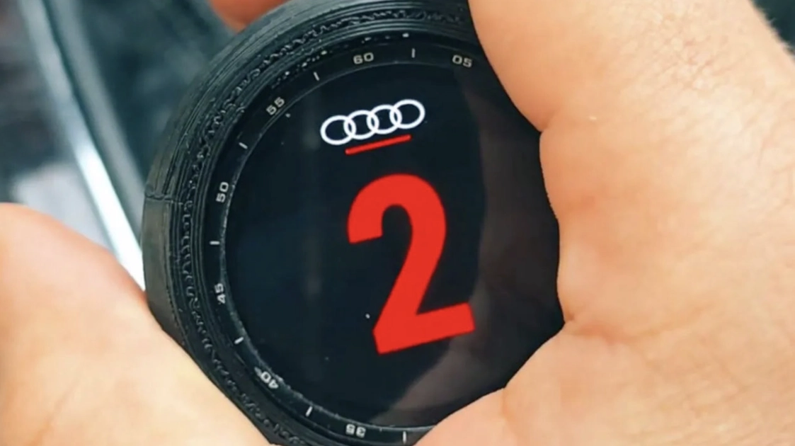 Розумна ручка КПП з екраном годинника TicWatch у салоні Audi A4 B5