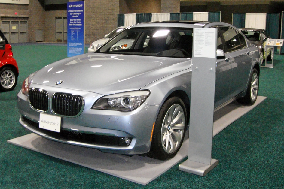 Гібридний седан BMW 530e на дорозі