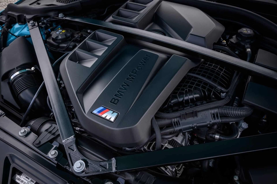 Нова BMW M2 xDrive у синьому кольорі на дорозі