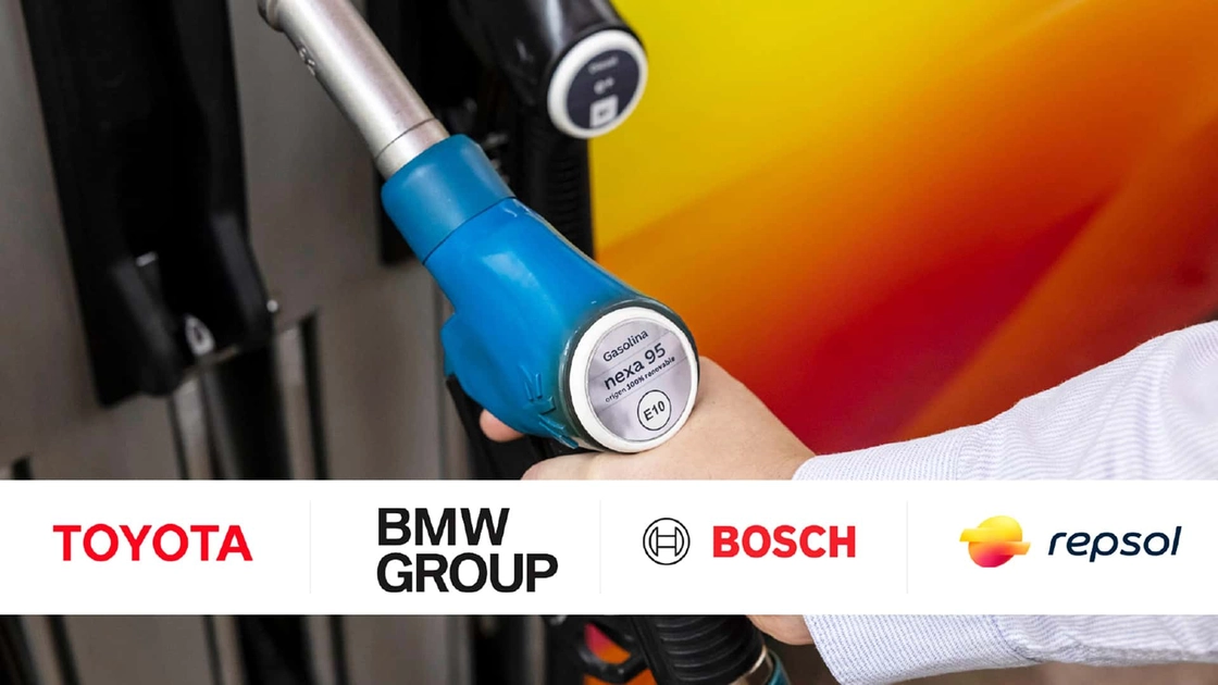 Автомобілі BMW та Toyota на заправці