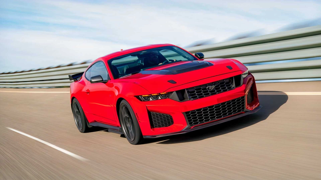 Ford Mustang Dark Horse SC на треку