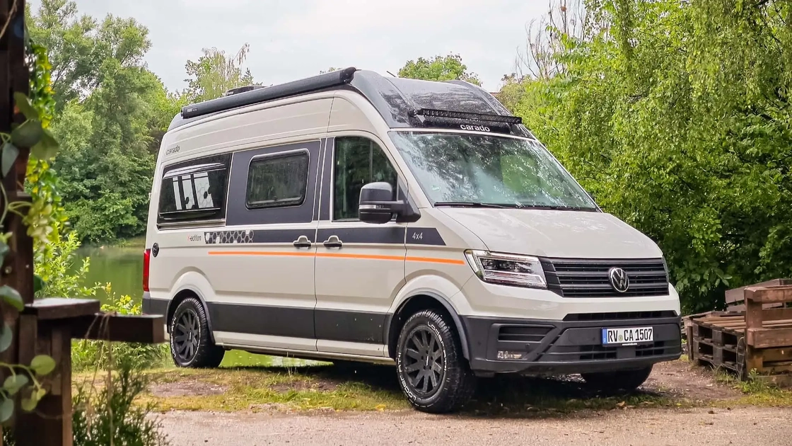 Екстер'єр кемпера Carado CV595 X-Edition на фоні природи