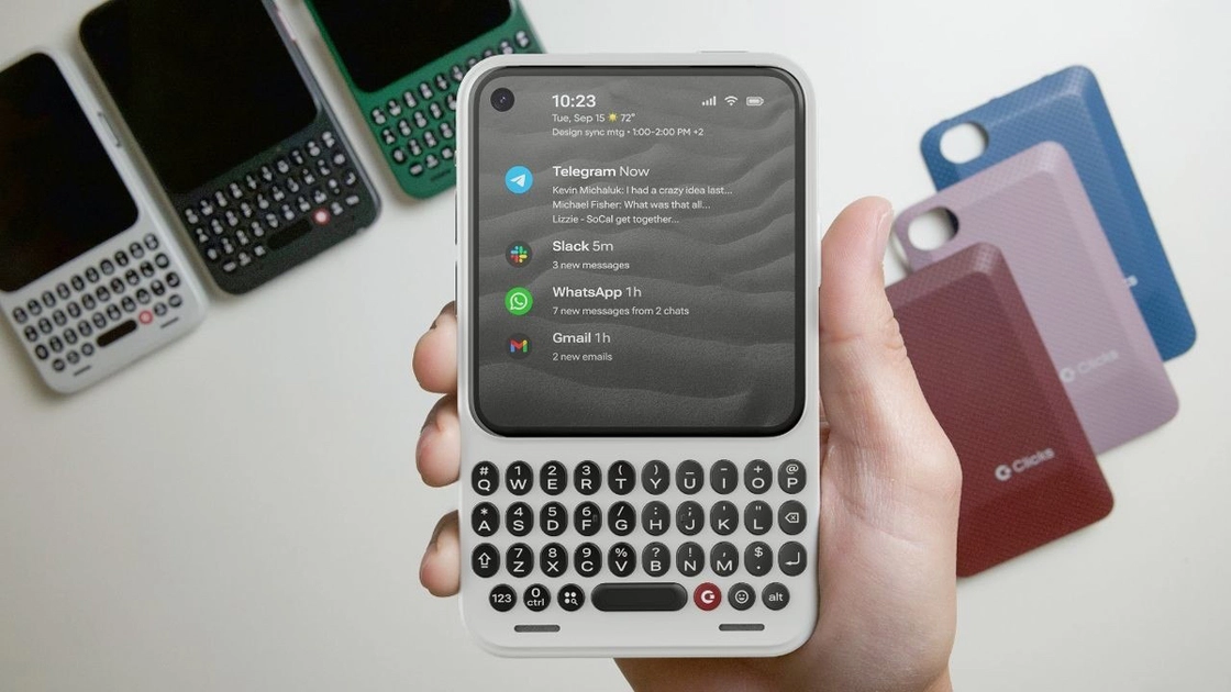 Смартфон Clicks Communicator з фізичною клавіатурою