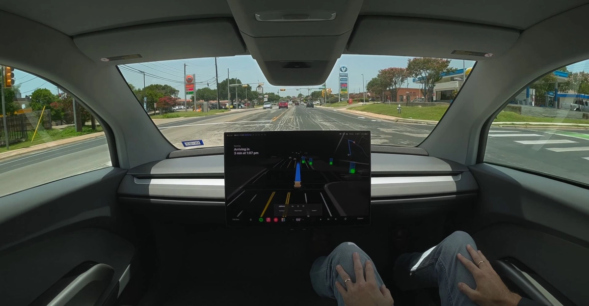 Безпілотний Tesla Cybercab у трафіку