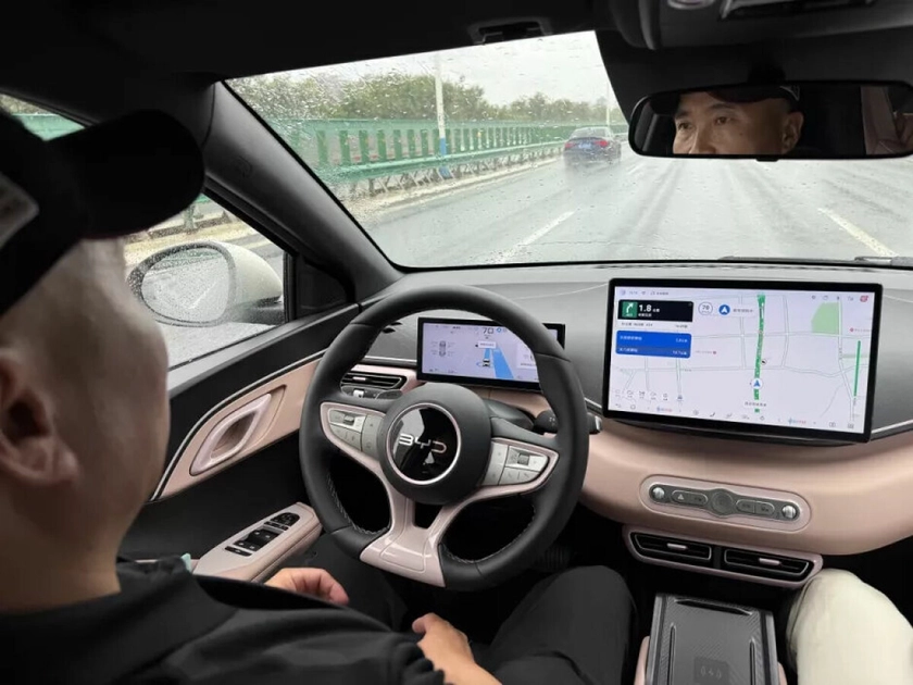 Кроссовер BYD на дороге с включенным автопилотом