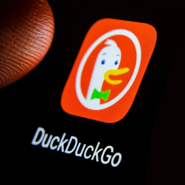 Логотип DuckDuckGo на фоне поискового интерфейса