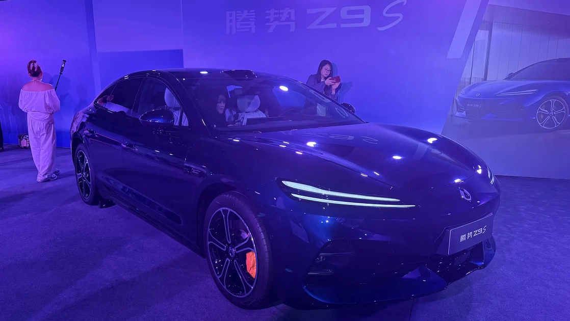Електричний седан Denza Z9S у русі