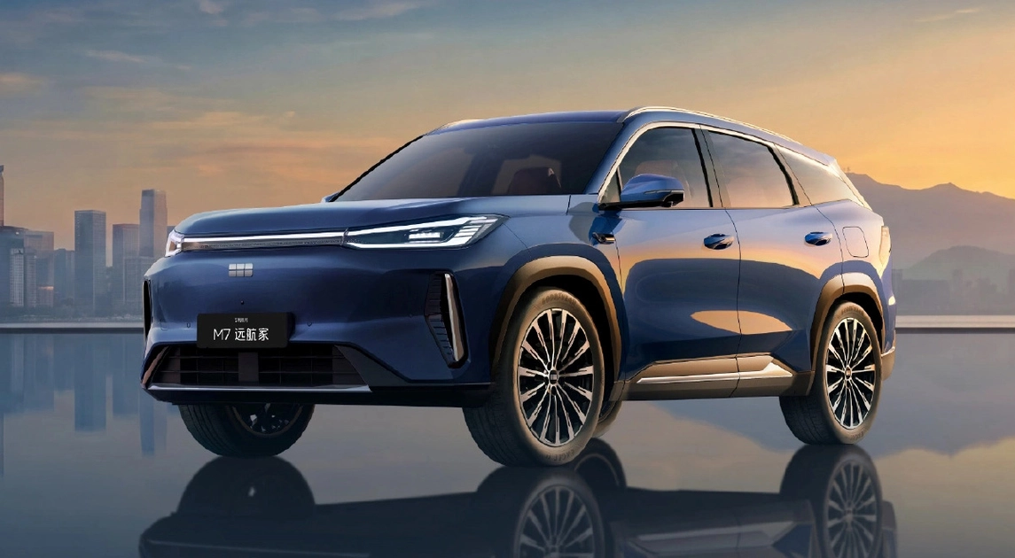 Гібридний кросовер Geely Galaxy M7 у русі