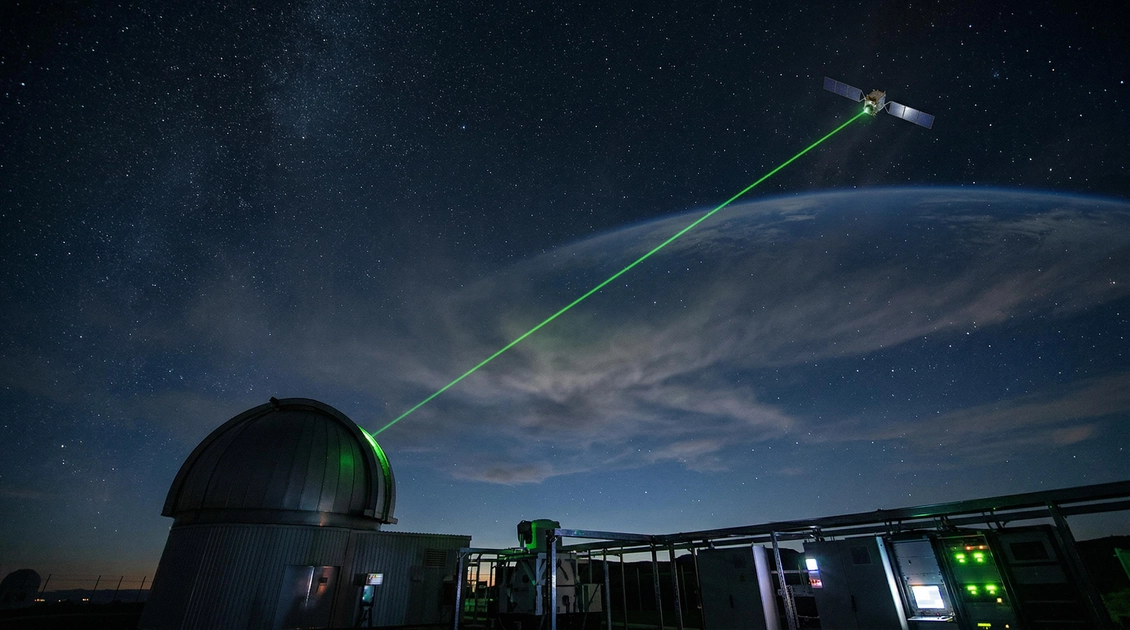 Ілюстрація лазерного зв'язку між землею та супутником на орбіті