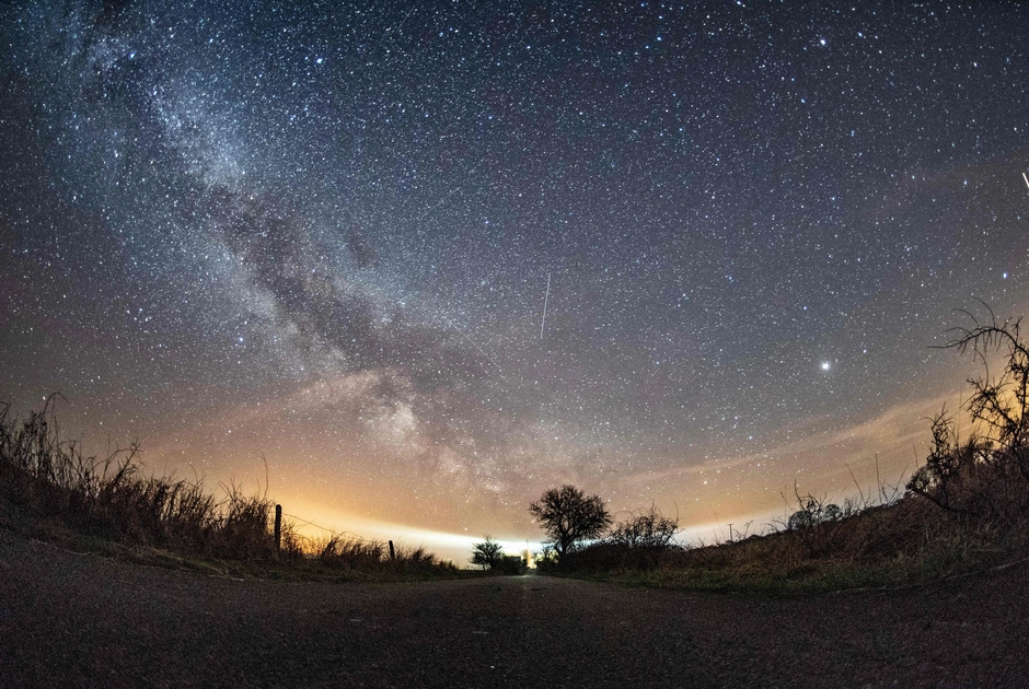 Метеорний потік Ліриди на нічному небі