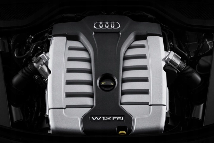 Спорткар Audi R8 V10 на треке