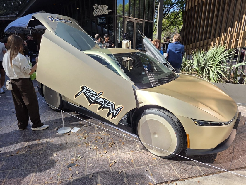 Безпілотне роботаксі Tesla Cybercab на презентації