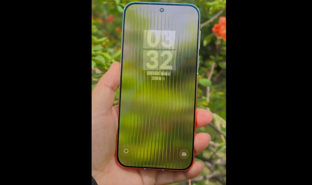 The Huawei Pura 90 Pro Max lock screen wallpaper uses the rear camera in real time to create a see-through effect.