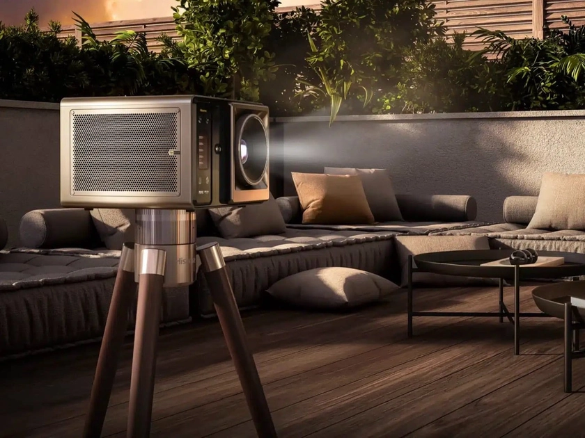 Projecteur Hisense XR10 argenté sur un support