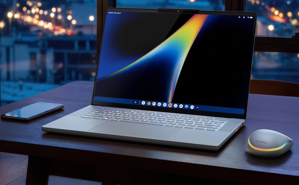 Le Lenovo Googlebook 15 avec sa bande LED Glowbar visible sur le couvercle.