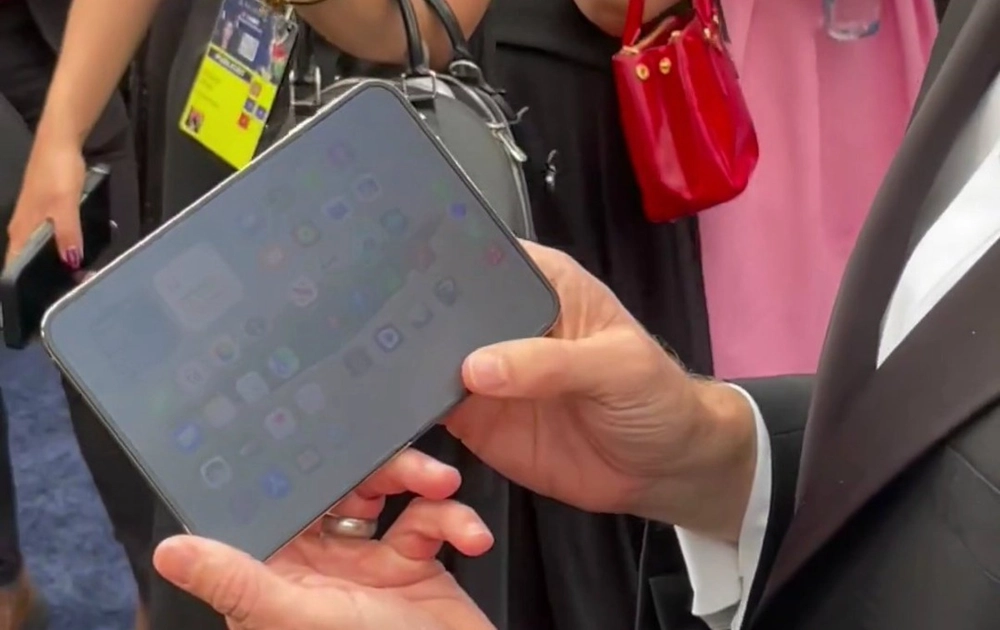 Складаний iPhone Duo з відкритим внутрішнім екраном