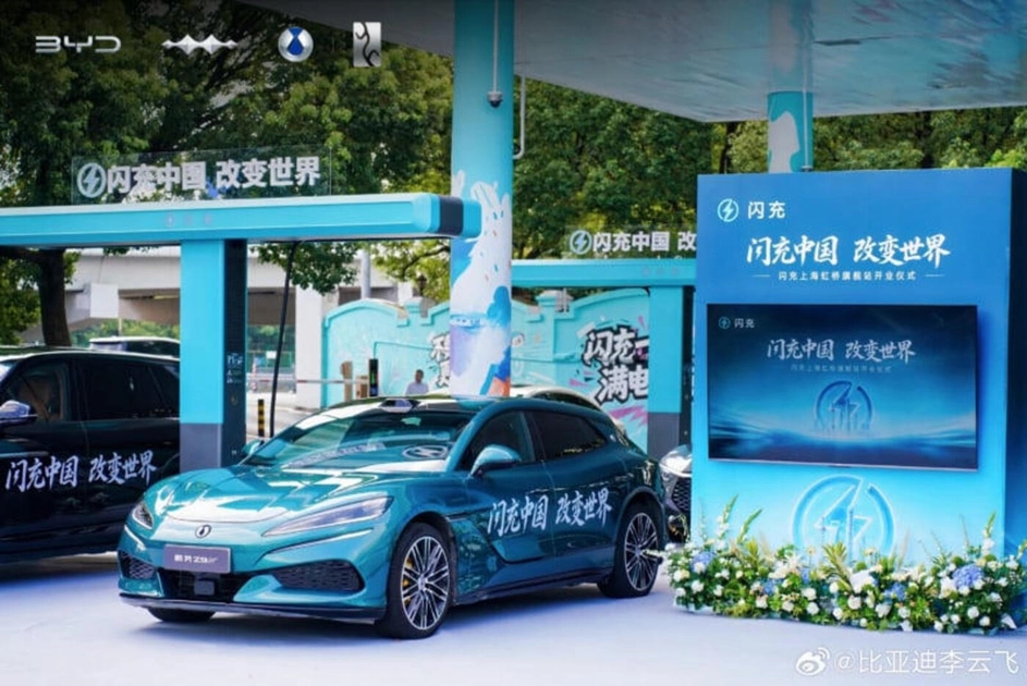 Зарядна станція BYD та Sinopec у Шанхаї