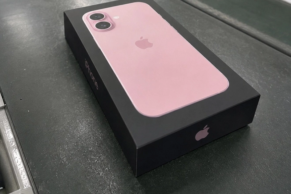 Упаковка iPhone 18 у рожевому кольорі