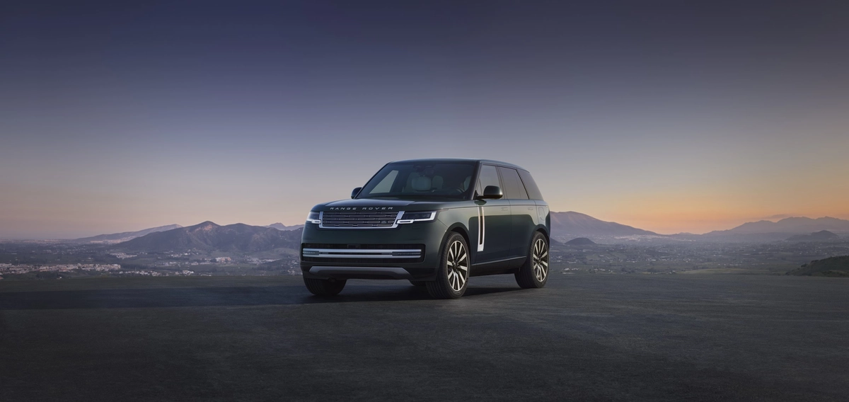Range Rover спереди на фоне гор в сумерках