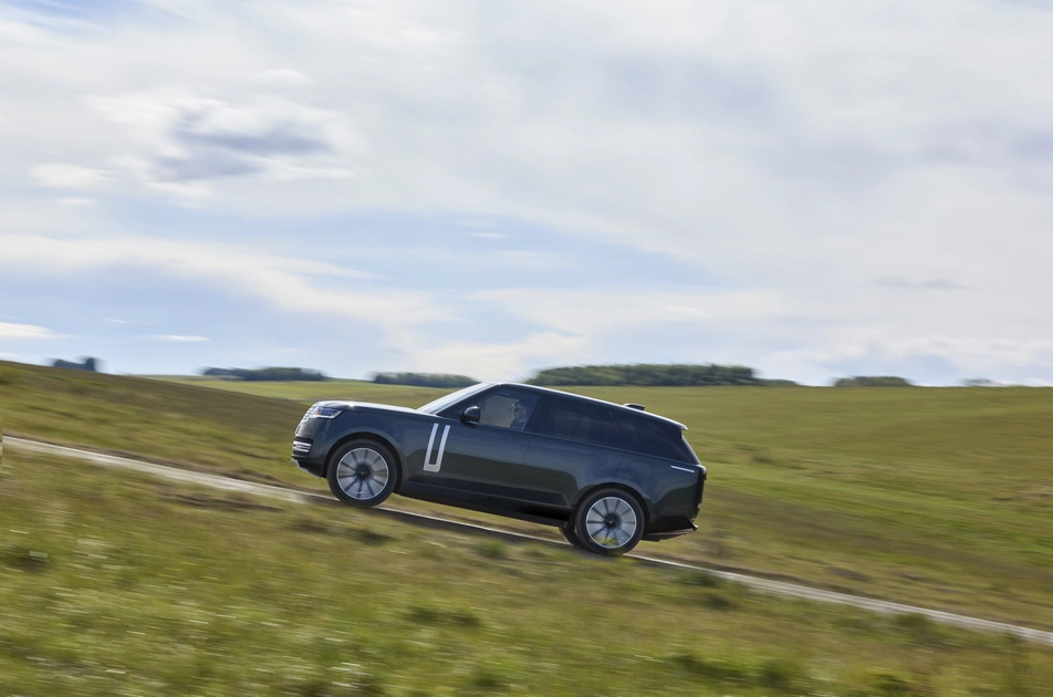 Range Rover Electric в движении