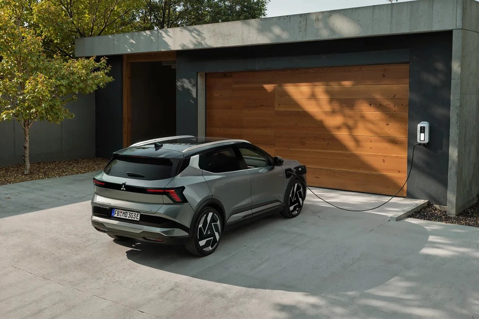 Зарядка Eclipse Cross возле гаража