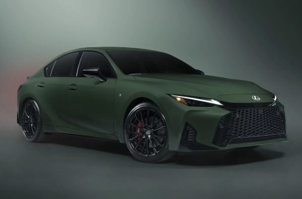 Зеленый Lexus IS 350 спереди сбоку, черные диски BBS