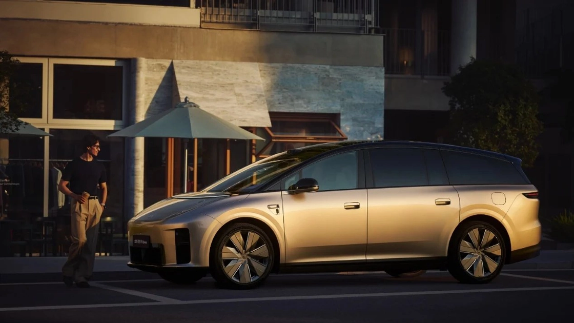 Li Auto i9 припаркован на улице вечером