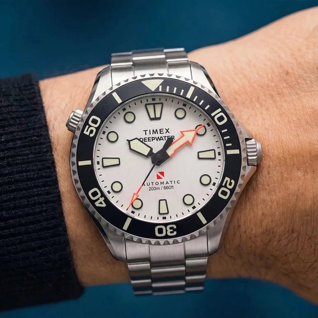 Montre portée au poignet avec bracelet acier