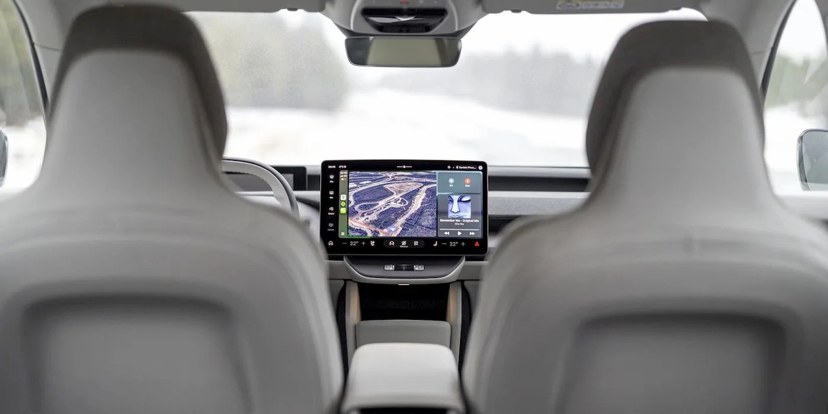 Салон Volvo с экраном мультимедиа и креслами