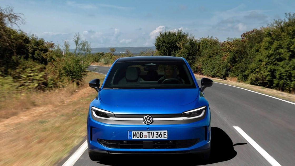 Volkswagen ID. Polo на дороге, вид спереди