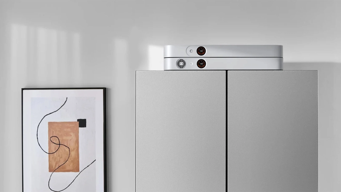 Портативна електростанція Jackery FridgeGuard біля холодильника