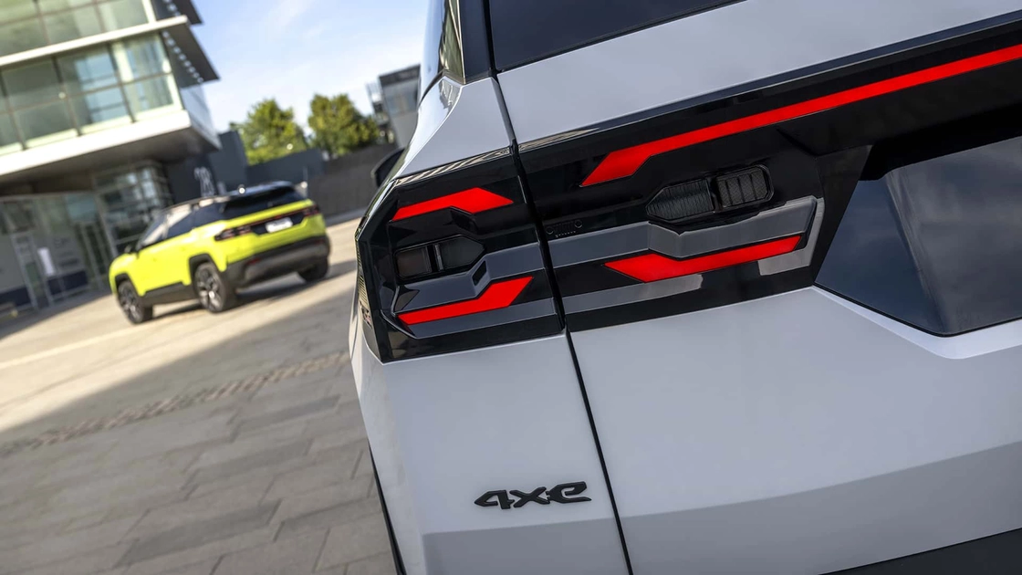 Оновлений Jeep Compass 4xe 2026 на бездоріжжі