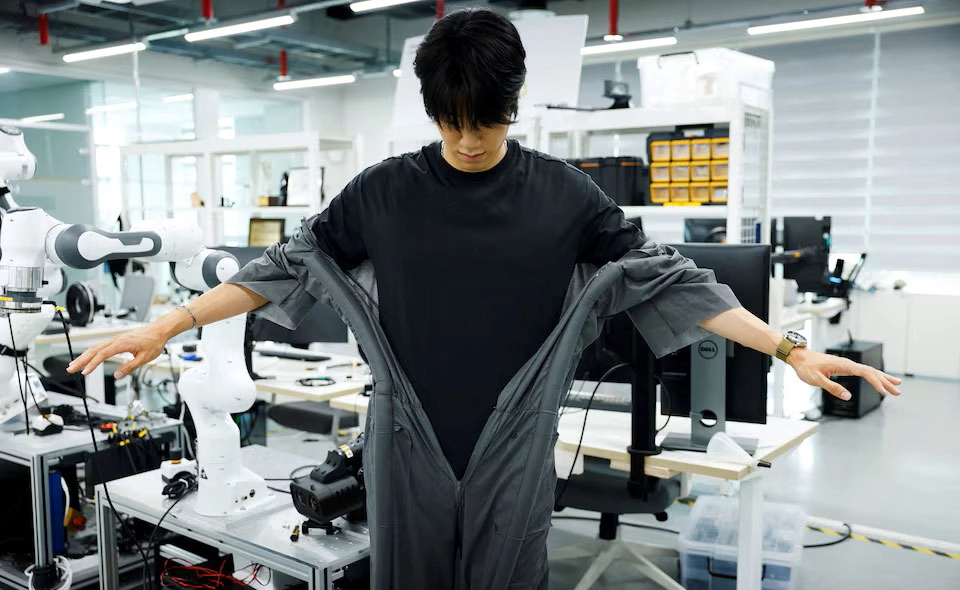 The vine-robot suit in action. Photo: REUTERS / Kim Soo-hyeon