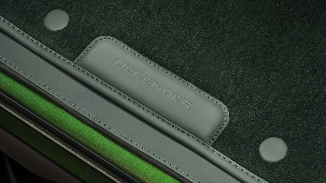 Land Rover Classic Defender V8 у кольорі Spectral Green