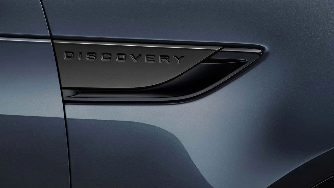 Оновлений позашляховик Land Rover Discovery Landmark Edition у синьому кольорі