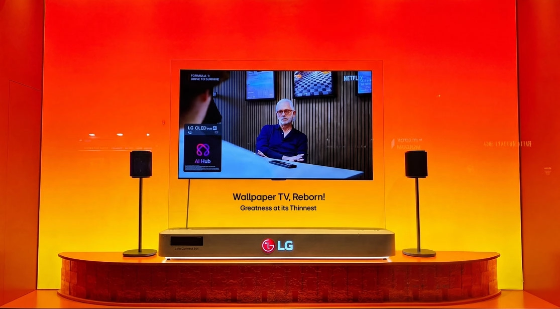 Телевізор LG Signature OLED W6 на стіні