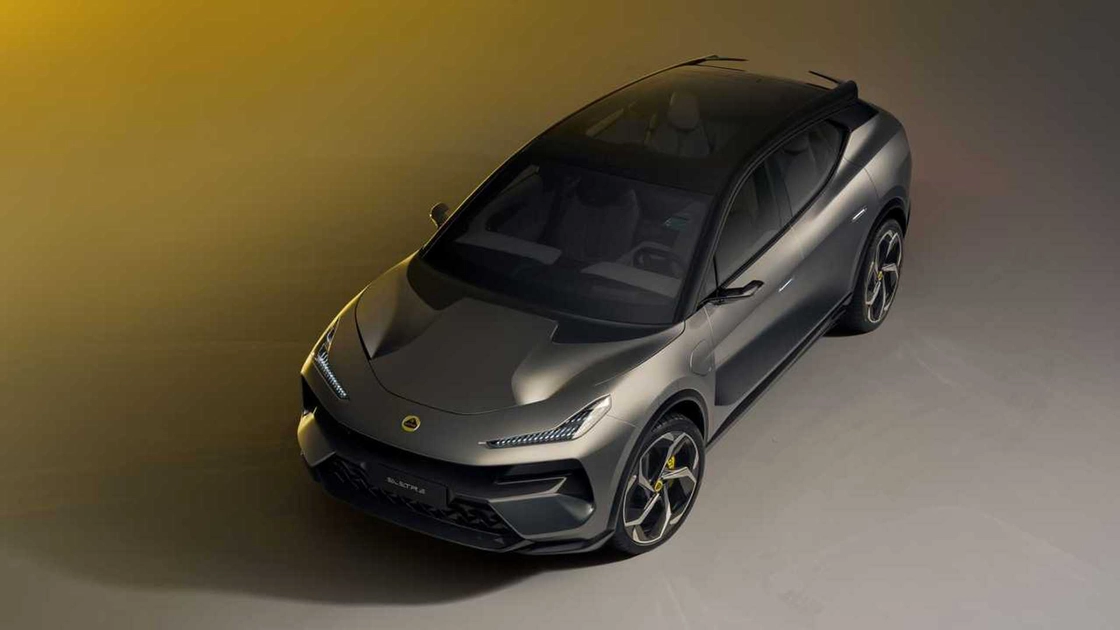 Електричний кросовер Lotus Eletre під час руху