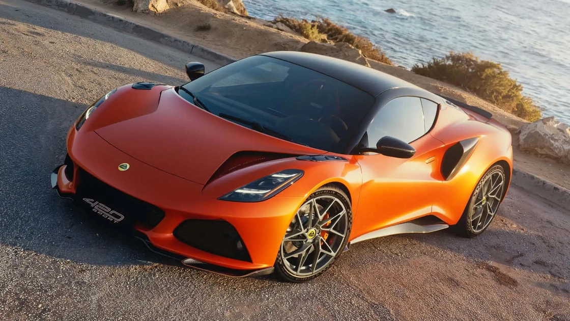 Вигляд спереду Lotus Emira 420 Sport
