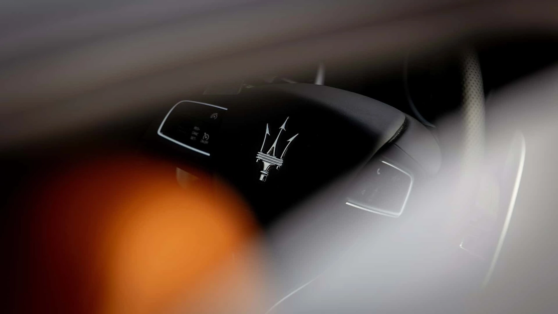 Седан Maserati Ghibli 334 Ultima на трасі