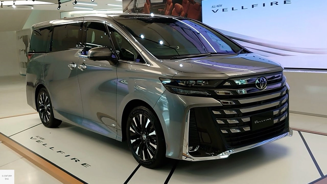 Оновлений мінівен Toyota Vellfire на дорозі