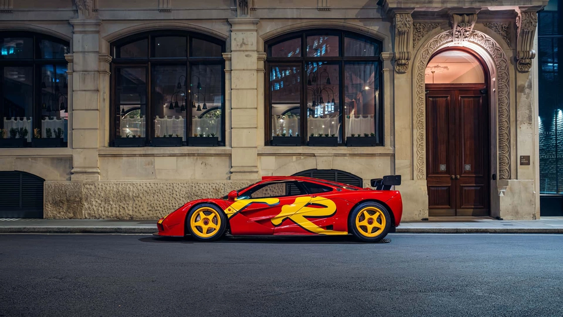 Яскраво червоний McLaren F1 GTR 1996 на трасі