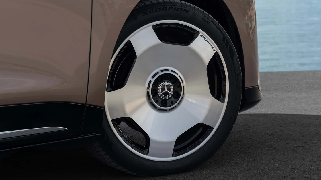 Електричний мінівен Mercedes-Benz VLE 300 у профілі