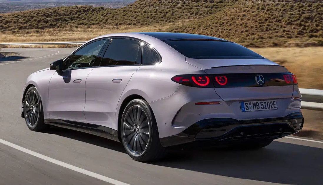 Електромобіль Mercedes-Benz на дорозі