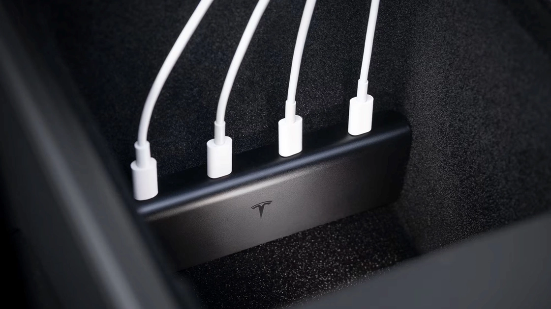 Фірмовий хаб Tesla з чотирма портами USB-C