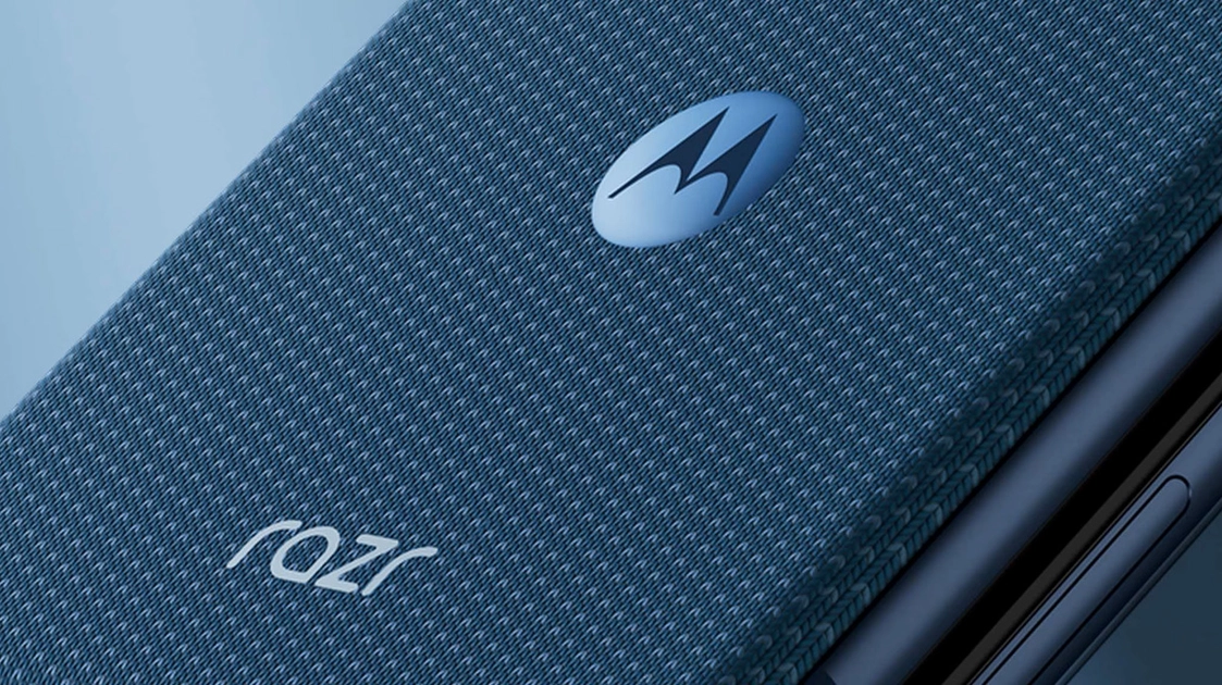 Смартфон Motorola Razr 70 у розгорнутому вигляді