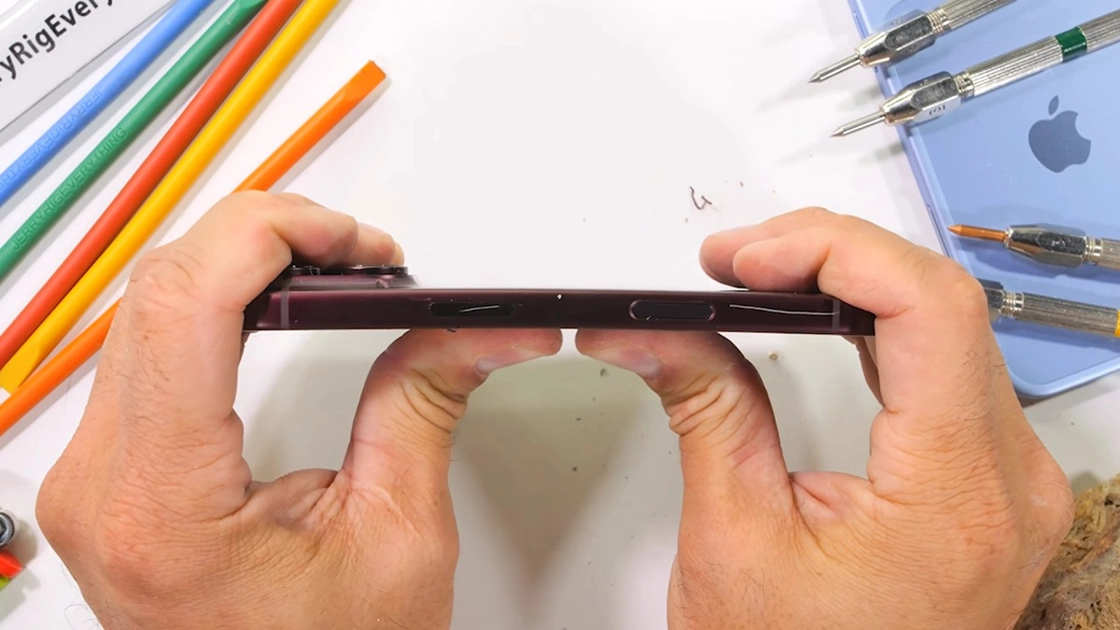 iPhone 18 Pro на міцність: випробування від JerryRigEverything
